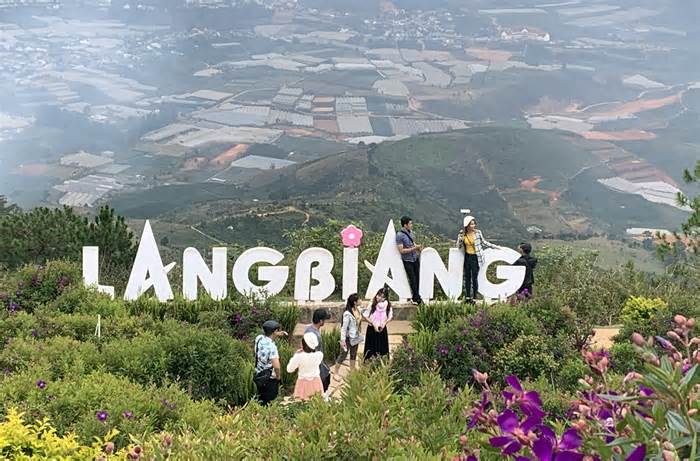 Tạm dừng tham quan khu du lịch Lang Biang sau vụ nữ du khách tử vong