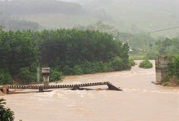 Mưa lớn gây ngập sâu, chia cắt giao thông tại Quảng Nam