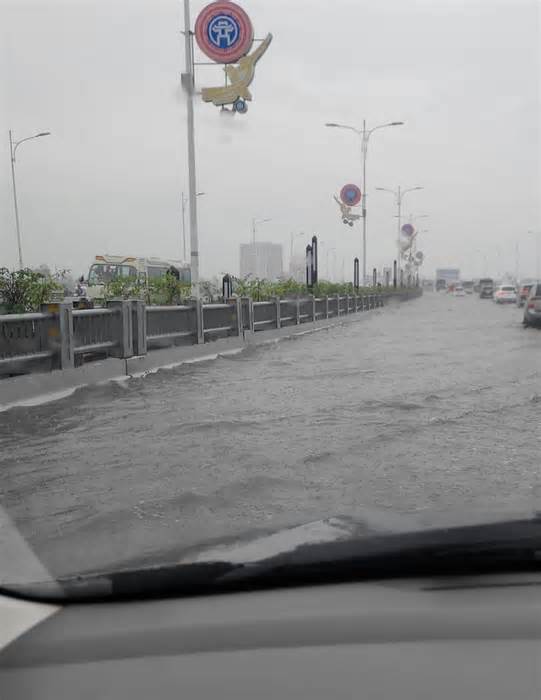 Chưa đầy 1 tháng cầu Vĩnh Tuy bị ngập 2 lần, Hà Nội yêu cầu làm rõ nguyên nhân
