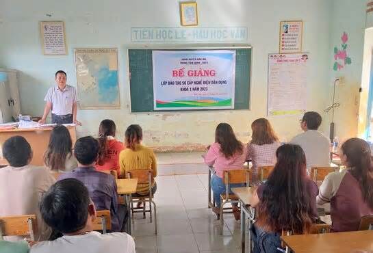 Thiết thực việc dạy nghề điện dân dụng cho người dân ở Đắk Mil