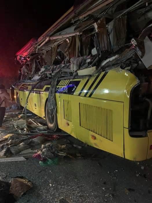 Tuyên Quang: Ô tô khách biến dạng sau va chạm với xe container, 5 người tử vong