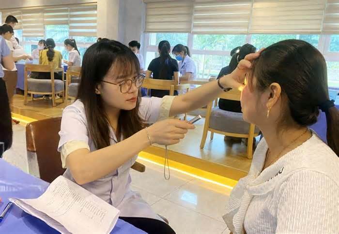 Thăm khám, phát thuốc miễn phí dịp Tháng Công nhân tại Thái Nguyên