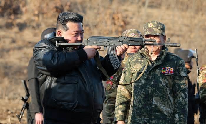 Ông Kim Jong-un ngắm thử súng trường