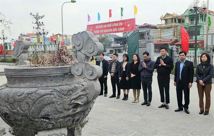 Đoàn công tác Báo Lao Động dâng hương tại Khu tưởng niệm lãnh tụ Nguyễn Đức Cảnh