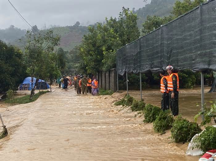 Lâm Đồng yêu cầu cung ứng thực phẩm kịp thời cho người dân vùng lũ lụt