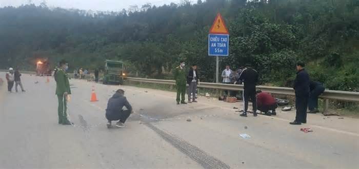 Đi ngược chiều trên cao tốc Nội Bài-Lào Cai, 4 thanh niên tử vong sau va chạm