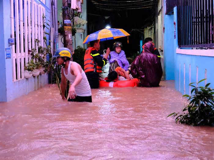 Ngập lụt trong đêm, nhiều hộ dân ở Đà Nẵng phải di dời