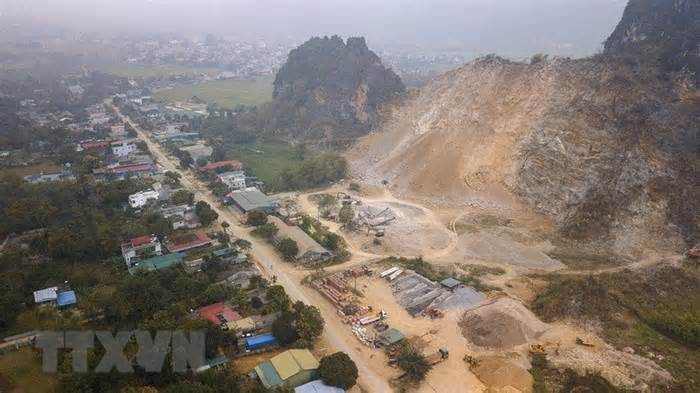 Hòa Bình: Nổ mìn khai thác mỏ, đá văng thủng nhà dân ở Kim Bôi