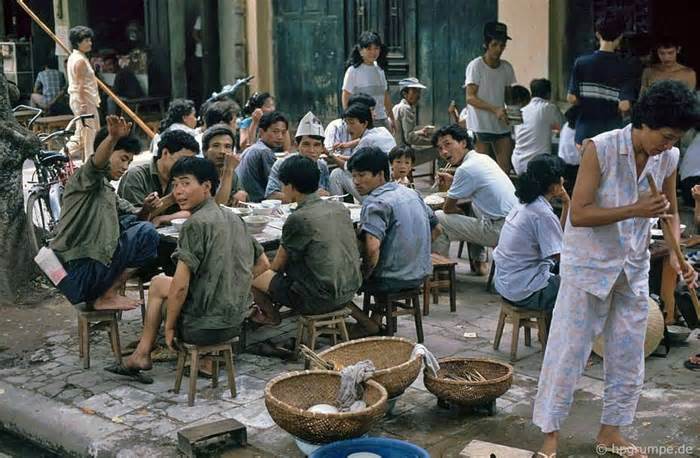 Ảnh độc: Kỳ thú ẩm thực vỉa hè Hà Nội năm 1991-1992