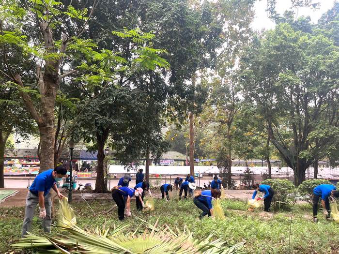 Tình nguyện viên áo xanh tham gia phục vụ Lễ hội Đền Hùng 2023