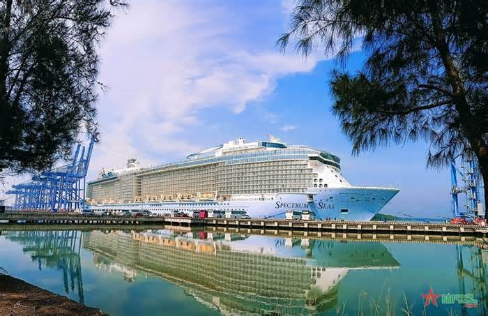 Bên trong “siêu tàu” lớn nhất thế giới vừa đến Việt Nam
