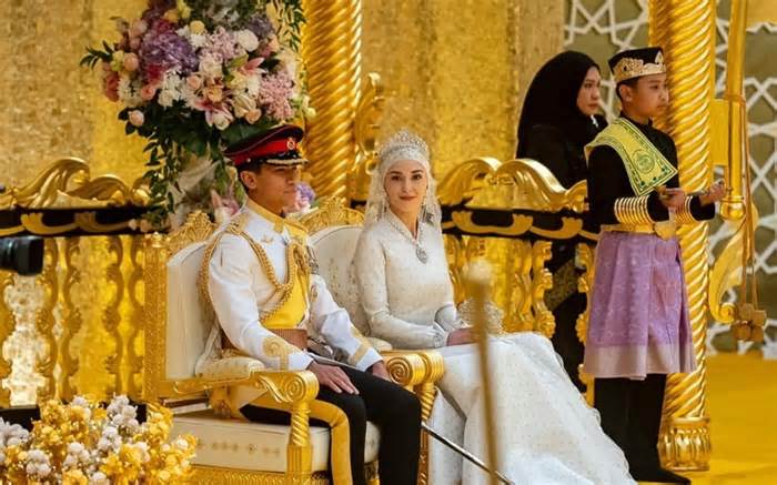 Bắn 17 loạt đại bác mừng đám cưới Hoàng tử Brunei