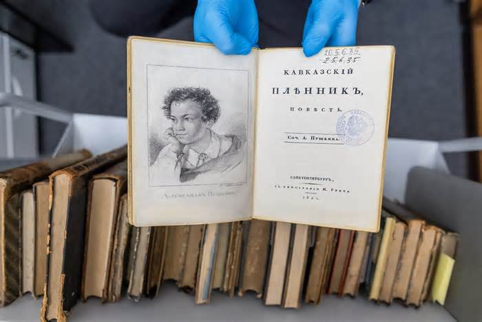 Hàng loạt thư viện châu Âu bị trộm sách tiếng Nga quý hiếm