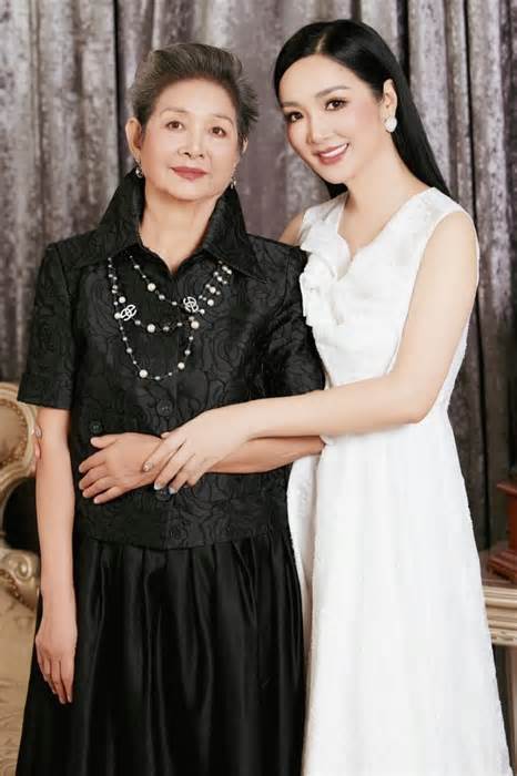 Hoa hậu Đền Hùng khoe mẹ ruột U80 vẫn trẻ trung, sành điệu, từng là hoa khôi Nhạc viện