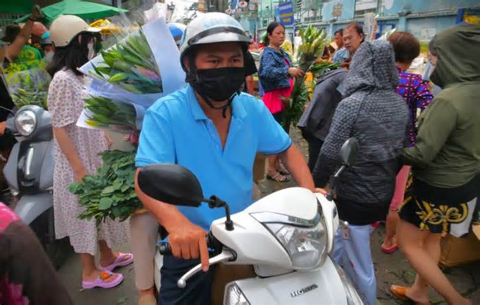 Đông nghẹt người đi chợ hoa lớn nhất TPHCM ngày 29 Tết