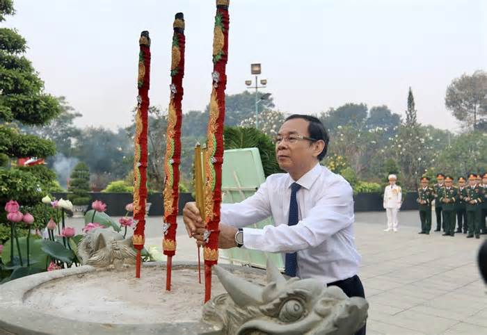 Thành phố Hồ Chí Minh: Dâng hương các Anh hùng liệt sỹ nhân dịp Tết Ất Tỵ