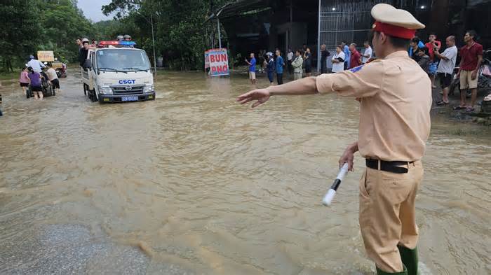 Quốc lộ ngập sâu, Cảnh sát giao thông dùng xe chuyên dụng 'đưa đò'