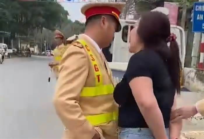 Tạm giữ hình sự người phụ nữ chửi bới, lăng mạ cảnh sát giao thông