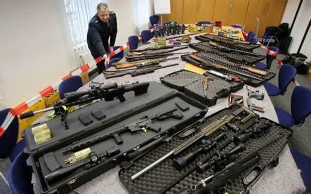 Europol truy quét tội phạm buôn lậu vũ khí nóng, bắt 22 nghi phạm