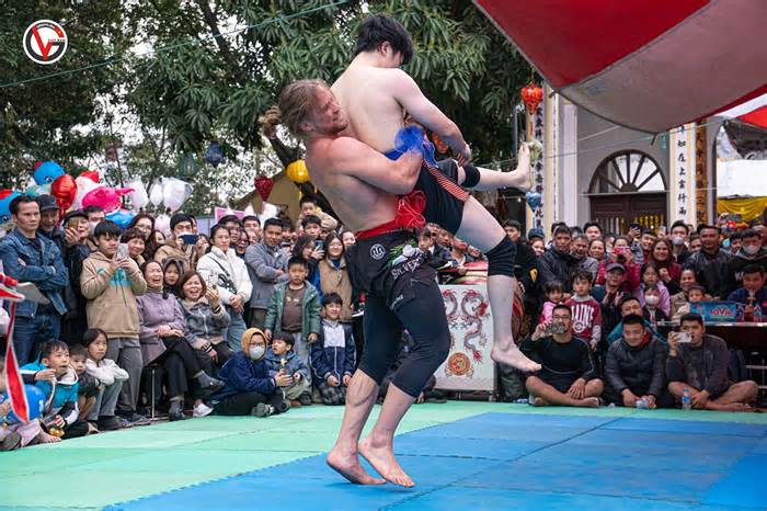 'Ông Tây có ngoại hình như Thần Sấm' càn quét lễ hội vật Việt Nam