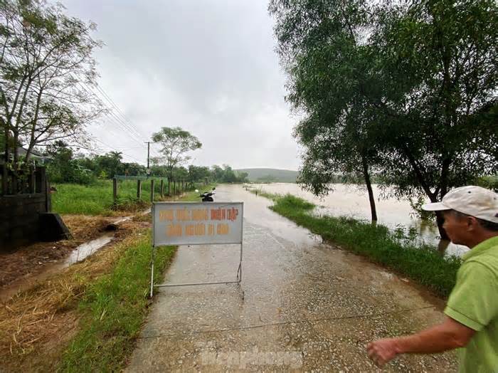 Hứng mưa rất lớn, nhiều tuyến đường ở TT-Huế ngập thành 'sông'