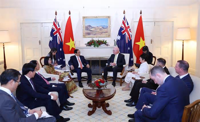 Toàn quyền Australia lái xe điện chở Thủ tướng Phạm Minh Chính tham quan phủ