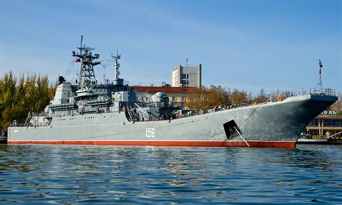 Ukraine tuyên bố tấn công tàu đổ bộ của Nga
