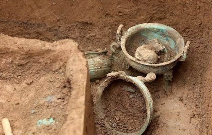 Giới khảo cổ sợ chạm tay vào 2 thứ sặc sỡ nào trong mộ cổ?