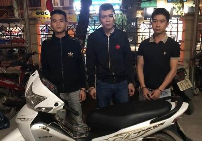 Hà Giang: Bắt 3 đối tượng cướp xe máy của người đi đường