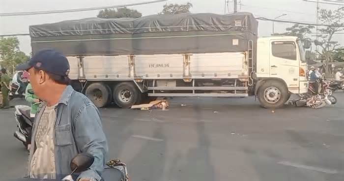 Xe tải va chạm xe máy ở TPHCM, 2 cụ bà tử vong