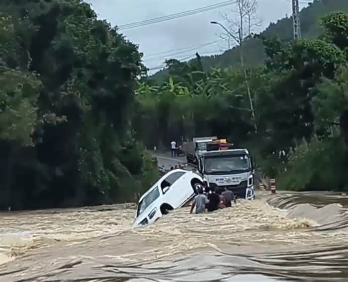 Cận cảnh xe Mercedes bị nước lũ cuốn trôi khi qua cầu tràn
