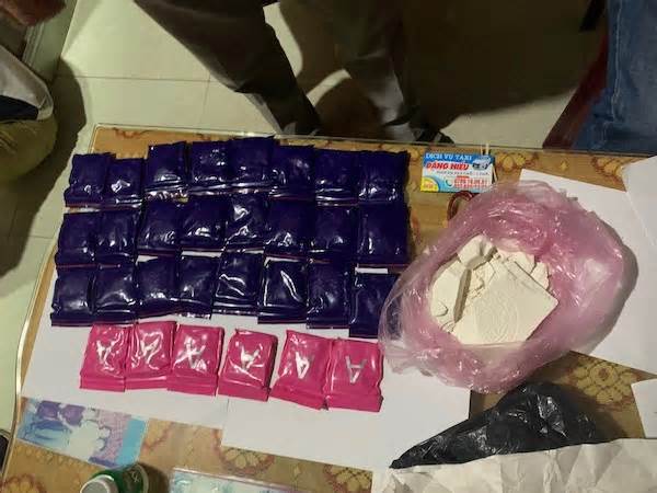 Công an Quảng Bình bắt các vụ vận chuyển hơn 18.000 viên ma túy và 1 bánh heroin