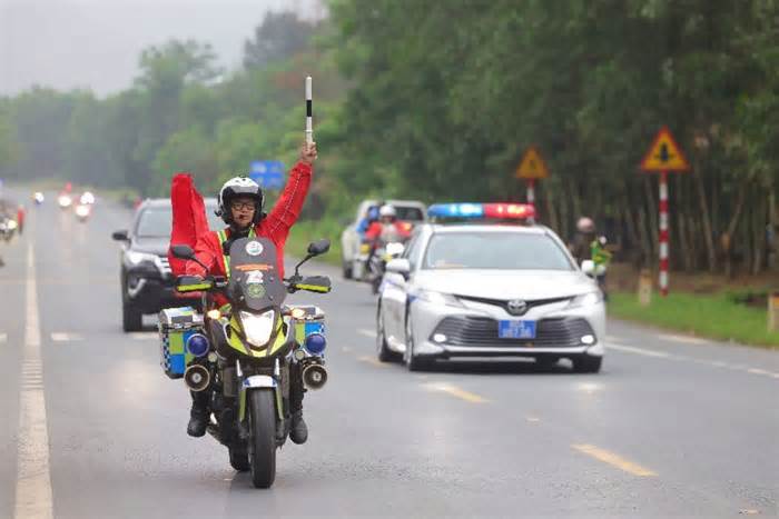 Chuyện về đội môtô bảo vệ vận động viên ở cuộc đua xe đạp về Điện Biên Phủ
