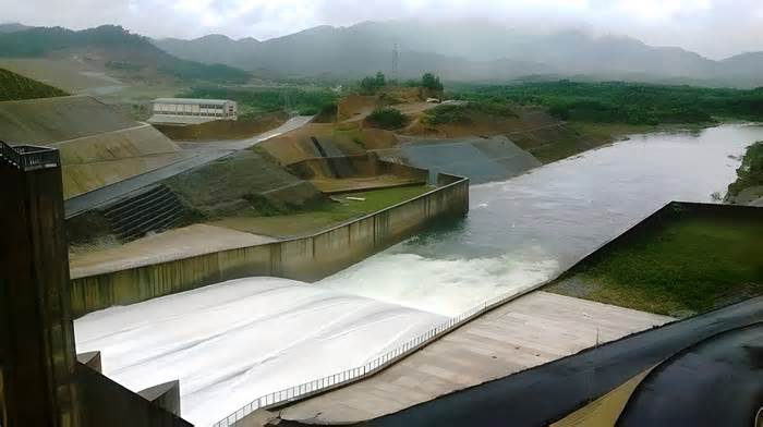 Cảnh báo mưa rất lớn ở miền Trung, hồ chứa thủy lợi lớn nhất Huế và hồ thủy điện khẩn trương xả nước