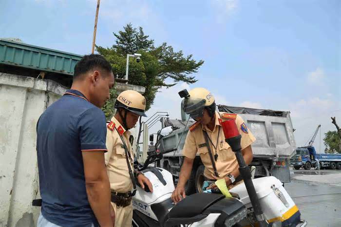 Chủ cơ sở khoáng sản và chủ xe ký cam kết chấp hành quy định an toàn giao thông
