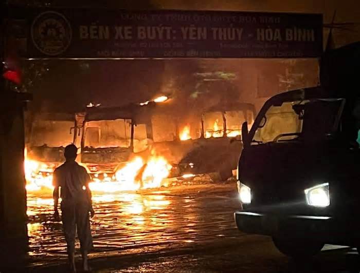 2 chiếc xe buýt bốc cháy dữ dội lúc nửa đêm
