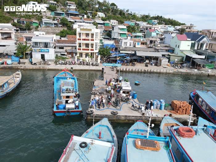 Vỡ đường ống vượt biển ra đảo, dân đội nắng đợi lấy nước ngọt