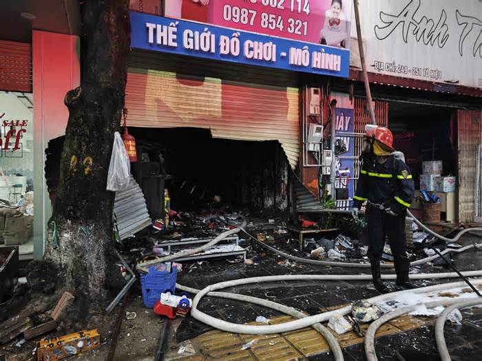 Hà Nội: Cháy cửa hàng bán đồ chơi xe điện, nhiều người thoát nạn