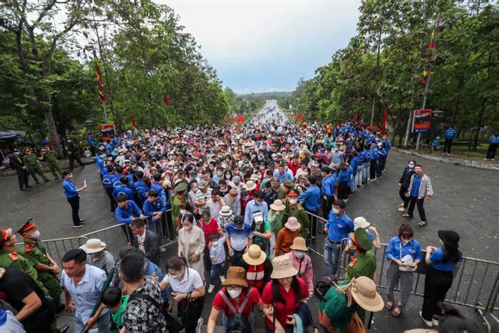 Hàng vạn người dân đội mưa đi lễ tại Đền Hùng, các ngả đường chật kín