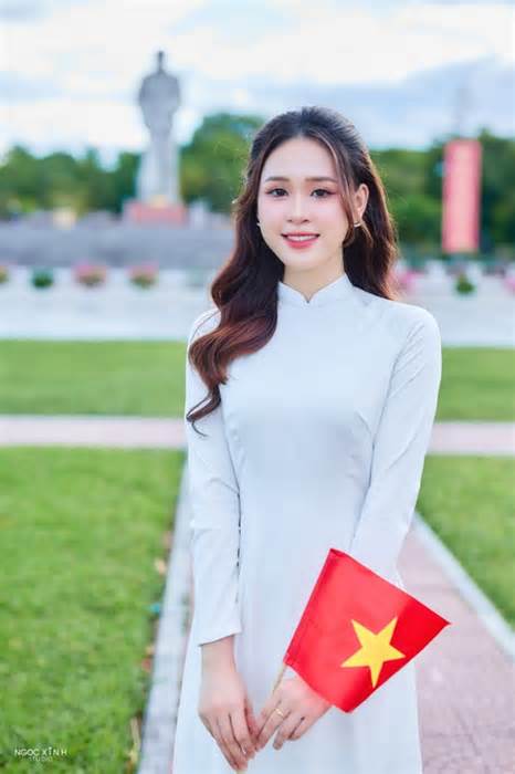 Nữ MC đài Nghệ An diện áo dài trắng mừng ngày Quốc khánh 2/9