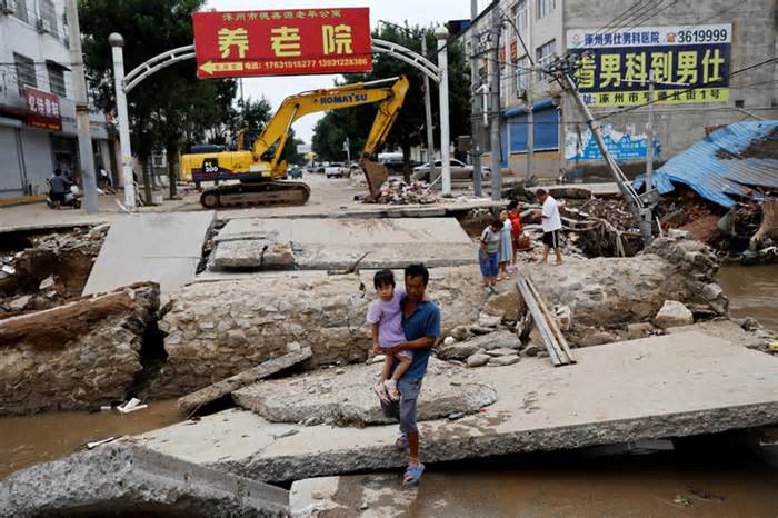 Lở đất, lũ quét khiến hàng chục người mất tích ở Trung Quốc