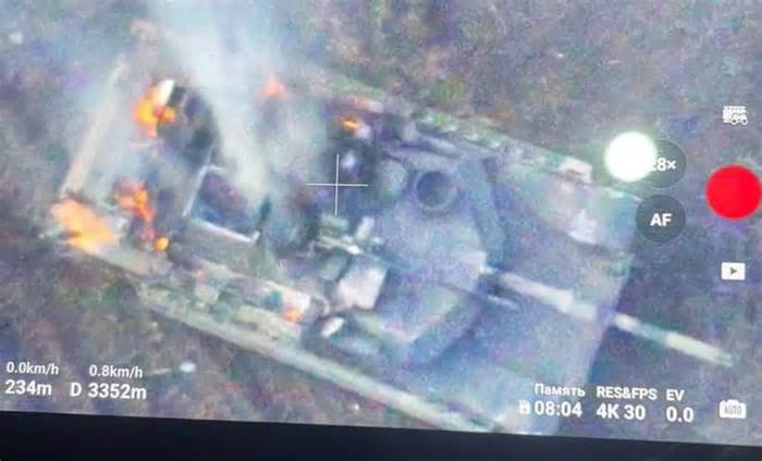 Khoảnh khắc xe tăng Abrams Ukraine bị bắn cháy