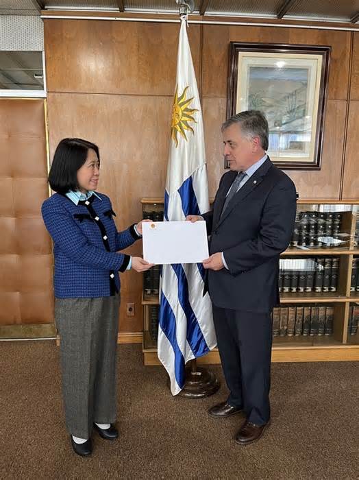 Đại sứ Ngô Minh Nguyệt trình bản sao Thư ủy nhiệm lên Bộ trưởng Ngoại giao Uruguay
