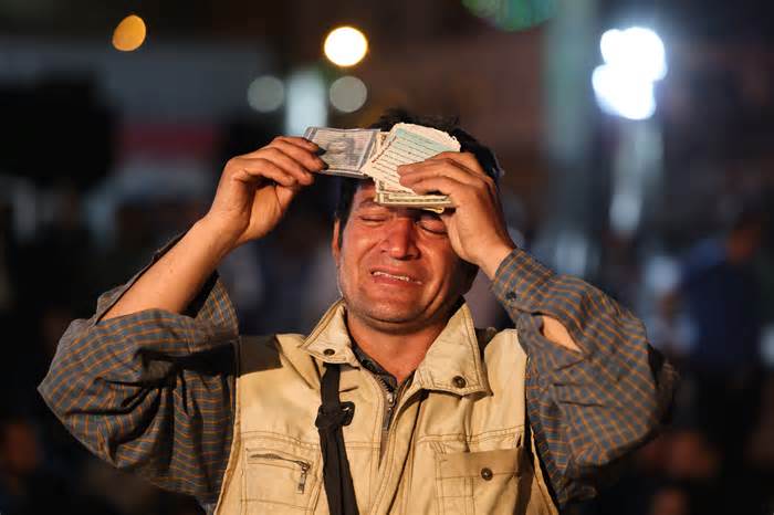 Người Iran cầu nguyện và lo lắng khi Tổng thống Raisi mất tích