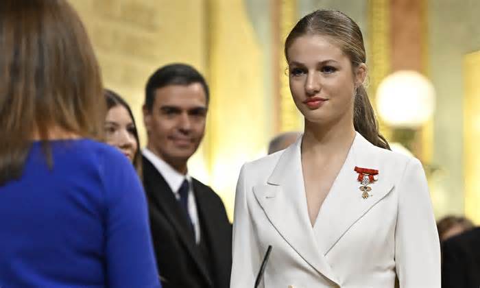 Công chúa Tây Ban Nha tuyên thệ khi thành niên