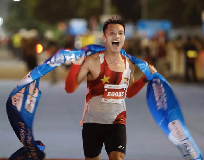 Đỗ Quốc Luật nâng kỷ lục lên 10 lần liên tiếp vô địch Tiền Phong Marathon