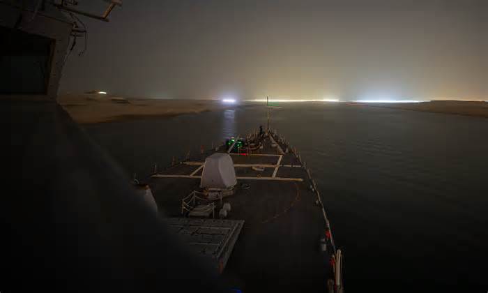 Chiến hạm Mỹ đánh chặn liên tiếp 14 UAV của Houthi