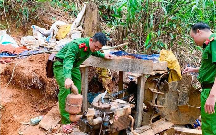 'Vàng tặc' dựng lều trại, đào hầm lò khai thác trái phép ở Quảng Nam