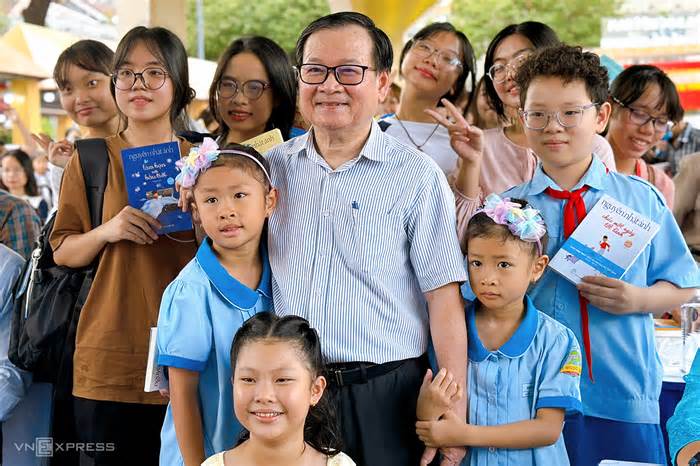 Nguyễn Nhật Ánh: 'Tặng sách giả gây tổn thương tâm hồn'