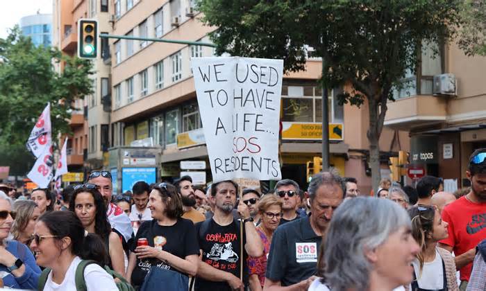 Hàng nghìn người Tây Ban Nha biểu tình phản đối tình trạng quá tải du lịch